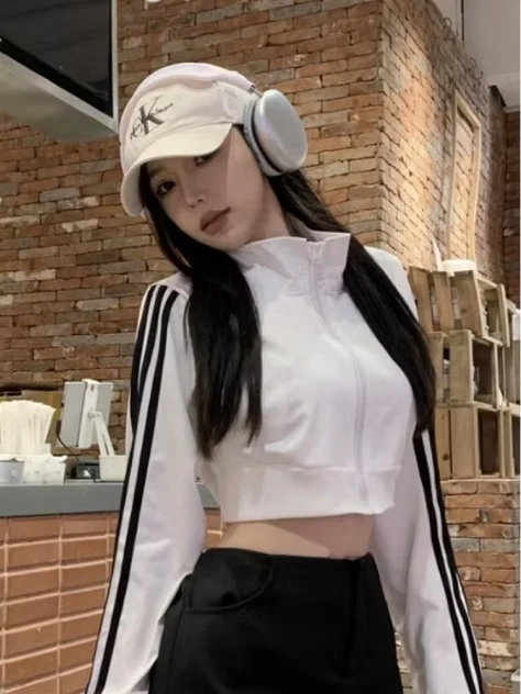 เสื้อครอปแขนยาวสไตล์สปอร์ตสีขาวแถบข้าง